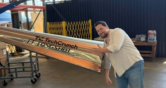 Майк Грейс біля снаряда для гармати Longshot