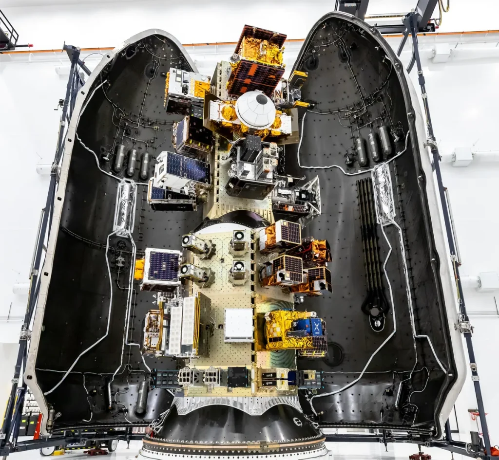 Малі супутники, серед них три апарати за підтримки NASA, перед закриттям головного обтічника Falcon 9 для місії Transporter-18