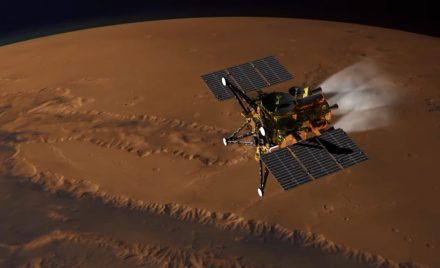 Художня ілюстрація зонда MMX з увімкненими двигунами над поверхнею Марса