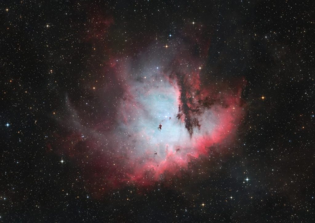 Емісійна туманність NGC 281 (туманність Пакман) у сузір'ї Кассіопеї: червоні хмари газу та темні пилові глобули на тлі зоряного поля