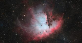 Емісійна туманність NGC 281 (туманність Пакман) у сузір'ї Кассіопеї: червоні хмари газу та темні пилові глобули на тлі зоряного поля