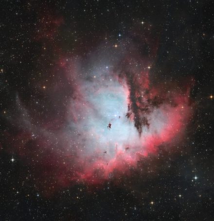Емісійна туманність NGC 281 (туманність Пакман) у сузір'ї Кассіопеї: червоні хмари газу та темні пилові глобули на тлі зоряного поля