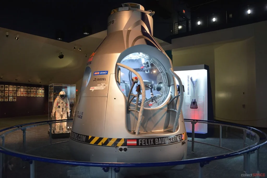 Капсула Red Bull Stratos і скафандр Фелікса Баумгартнера на виставці в Х'юстоні