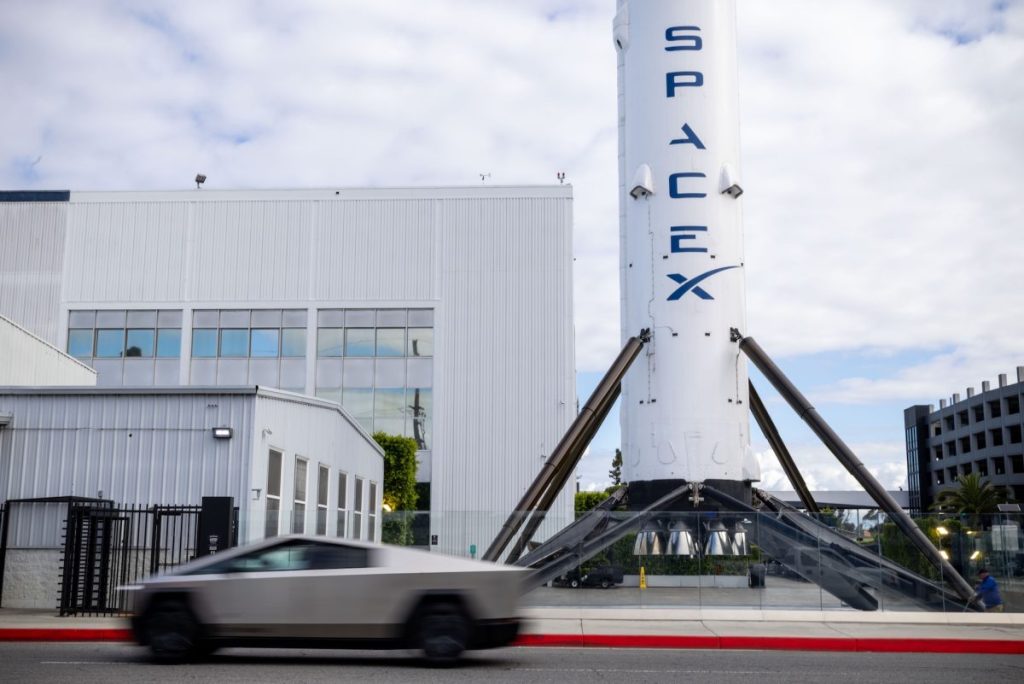 Компанії Ілона Маска SpaceX і Tesla