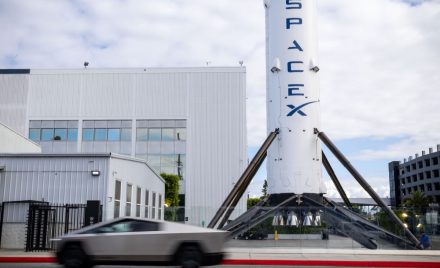 Компанії Ілона Маска SpaceX і Tesla