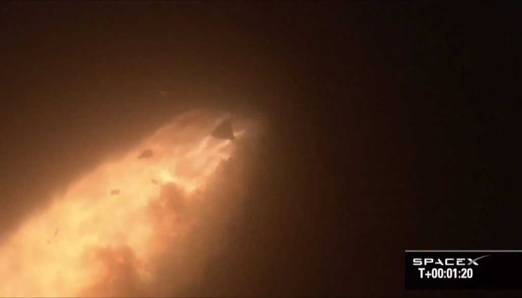 Уламки обтічника падають від ракети Falcon 9 після відмови одного з двигунів під час запуску місії CRS-1
