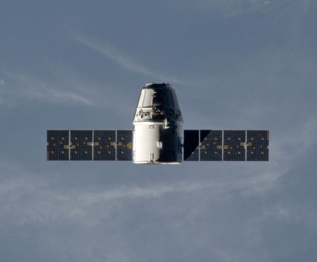 Корабель Dragon наближається до Міжнародної космічної станції під час місії CRS-1
