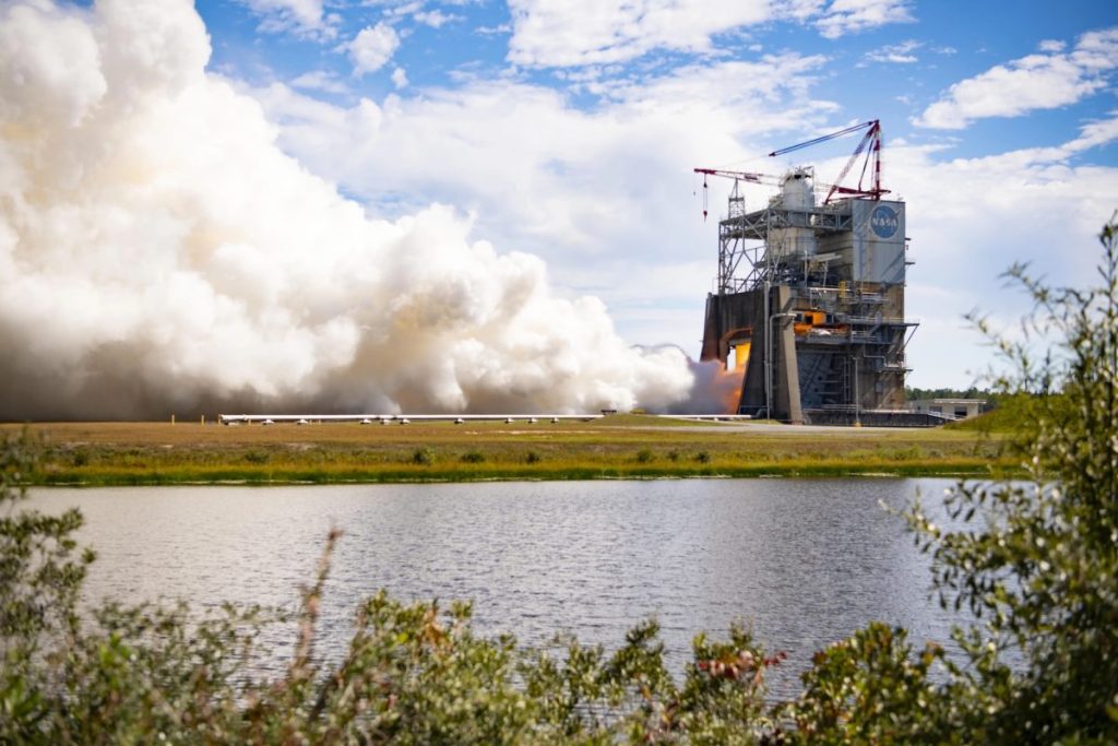Вогневе випробування двигуна RS-25 на Космічному центрі імені Стенніса