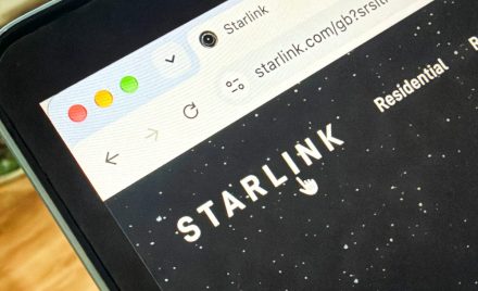 SpaceX шостий рік не може запустити Starlink в Індії