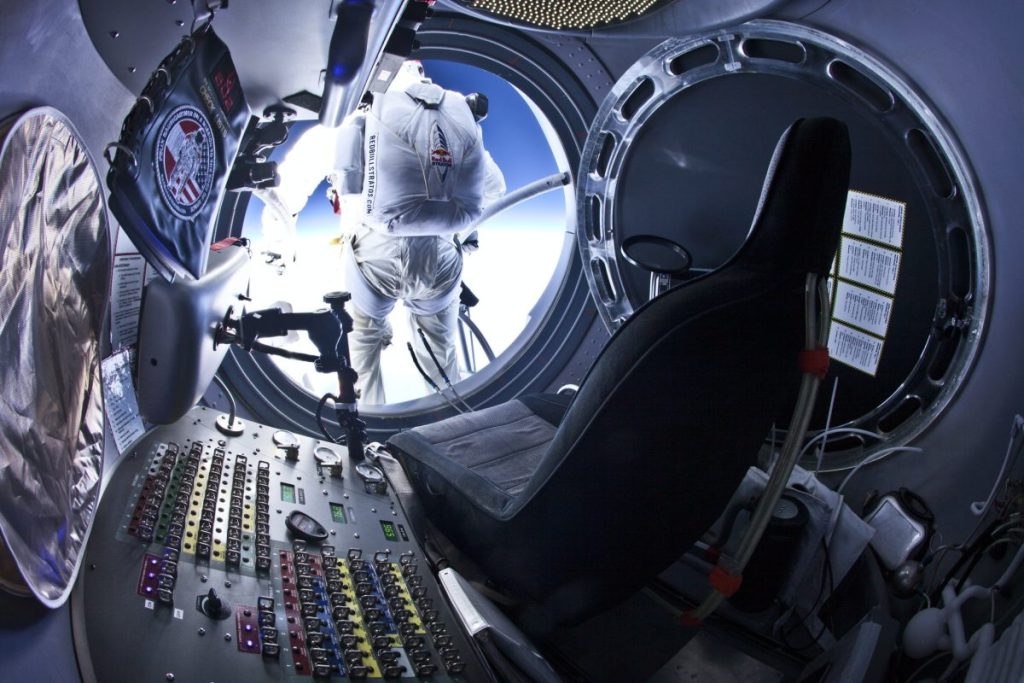Фелікс Баумгартнер у відчинених дверях капсули Red Bull Stratos перед стрибком