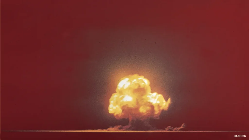 Вогняна куля ядерного вибуху під час випробування Trinity 1945 року