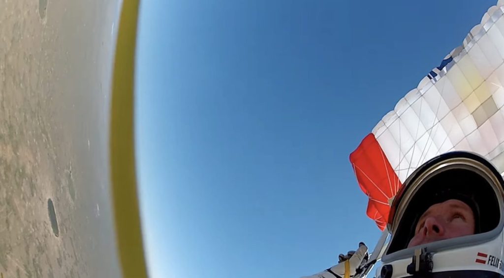 Фелікс Баумгартнер під куполом парашута з відкритим шоломом