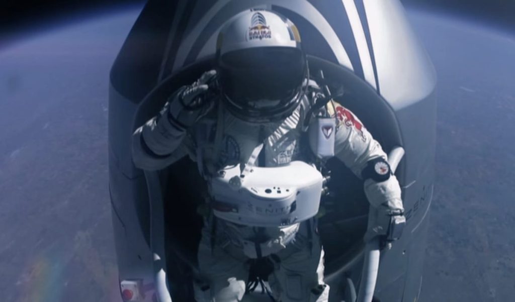 Фелікс Баумгартнер салютує, стоячи на щаблі капсули Red Bull Stratos